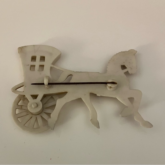 Vintage Celluloid Horse and Carriage Brooch - Picture 2 of 2